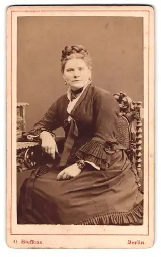Fotografie G. Steffens, Berlin, Potsdamer-Strasse 116, junge Frau im schlichtem Kleid