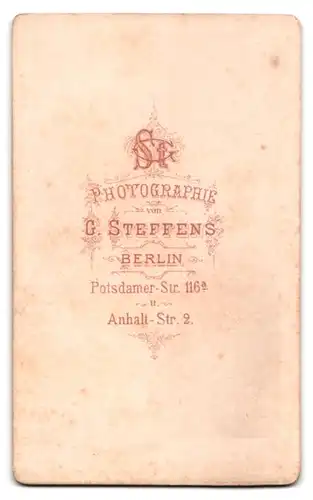 Fotografie G. Steffens, Berlin, Potsdamer-Strasse 116, junge Frau im schlichtem Kleid