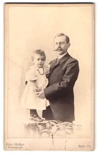 Fotografie Fritz Möller, Halle a. S., stolzer Vater mit seiner Tochter
