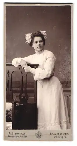 Fotografie A. Sternitzki, Braunschweig, Steinweg 10, junge Frau in weissem Kleid