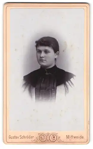 Fotografie Gustav Schröder, Mittweida, Rochlitzer-Strasse 234, junge Frau im Portrait