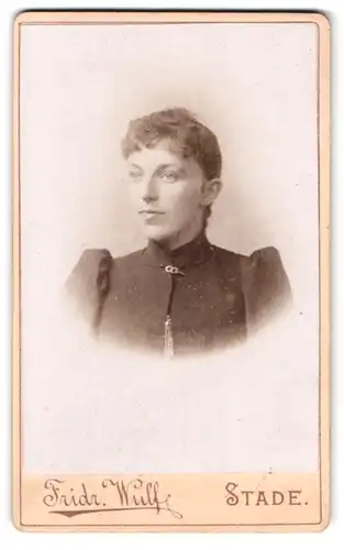 Fotografie Fridr. Wulf, Stade, Ecke der Höker- & kl. Schmiedestrasse, junge Frau im Portrait