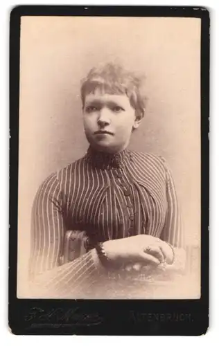 Fotografie F. H. Meyer, Altenbruch, bürgerliche Frau in gestreiftem Kleid