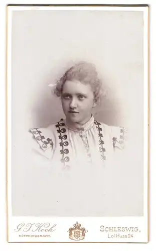 Fotografie G. J. Koch, Schleswig, Lollfuss 24, Mädchen im schicken Sommerkleid