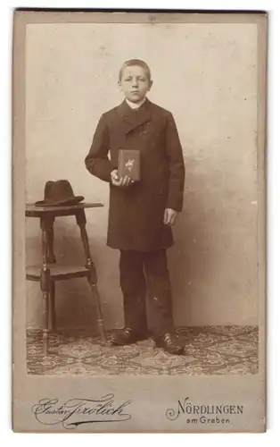 Fotografie Gustav Frölich, Nördlingen, am Graben, junger Konfirmand mit Hut und Bibel
