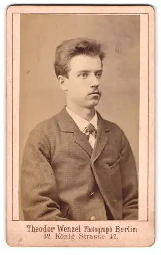Fotografie Theodor Wenzel, Berlin, König-Strasse 42, junger Mann in kariertem Anzug