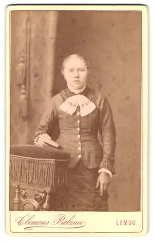 Fotografie Clemens Bolzau, Lemgo, Osterthor, junge Frau in tailliertem Kleid