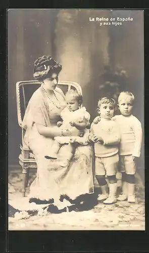 AK La Reina de Espana y sus hijos
