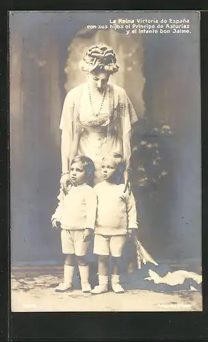 AK La Reina Victoria de Espana con sus hijos el Principe de Asturias y el infante Don Jaime
