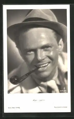AK Schauspieler Karl John mit Pfeife und breitem Lächeln