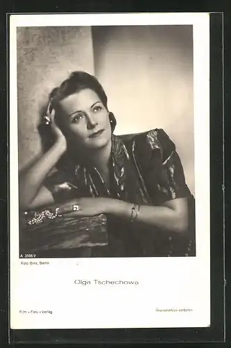 AK Schauspielerin Olga Tscheschowa in nachdenklicher Pose