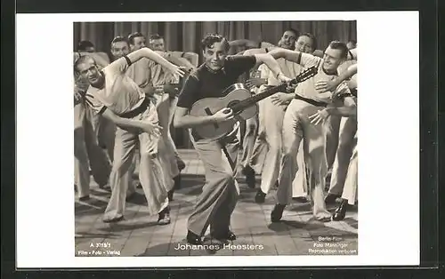 AK Schauspieler Johannes Heesters mit Gitarre in einer Filmszene