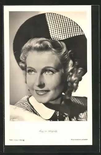 AK Schauspielerin Karin Hardt in kariertem Kleid mit passendem Hut