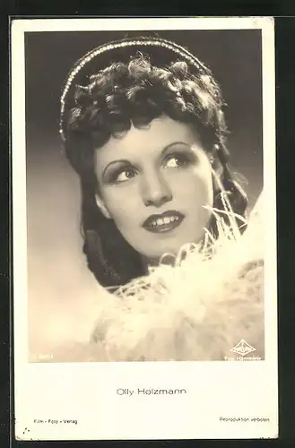 AK Schauspielerin Olly Holzmann im Portrait mit Federboa