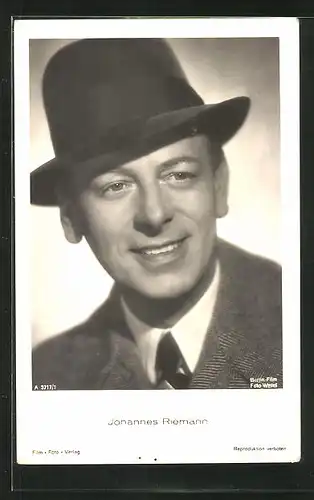 AK Schauspieler Johannes Riemann mit freundlichem Lächeln und Hut