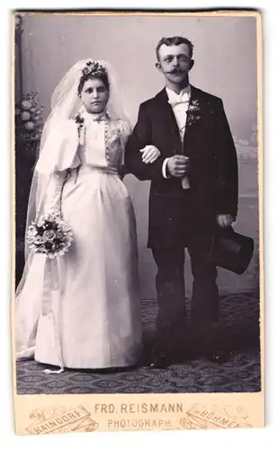 Fotografie Frd. Reismann, Haindorf /Böhmen, Junges Brautpaar in Brautkleidung