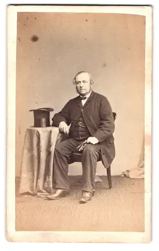 Fotografie M. Guttenberg, Darlington, älterer Mann mit Zylinder