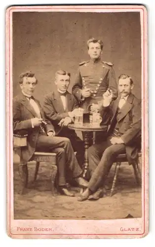 Fotografie Franz Boden, Glatz, Ulan in Uniform mit Epauletten in geselliger Runde beim Biergenuss