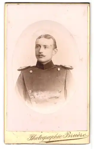 Fotografie Atelier Bruere, Metz, Rattenthurmstr. 8, Portrait Ulan in Uniform mit Epauletten