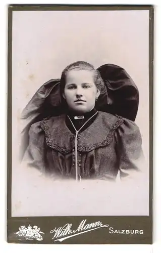 Fotografie Wilhelm Mann, Salzburg, Makartplatz, Portrait Österreicherin in Tracht mit Brosche & Halskette