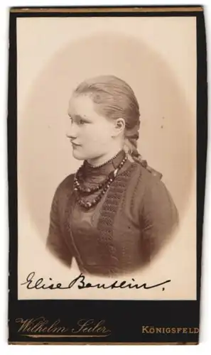 Fotografie Wilhelm Seiler, Königsfeld / Baden, Portrait Elise mit Zopf & Halskette
