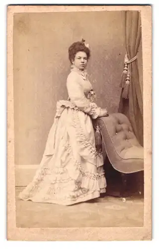Fotografie Karl Posselt, Ried, Schwanenthalergasse 55, Dame mit hochgebundenem Haar im Festtagskleid