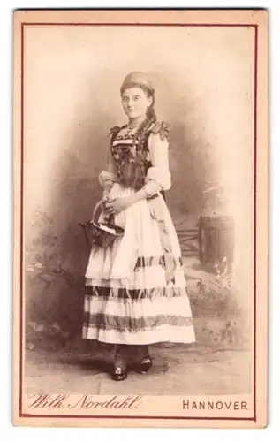 Fotografie Wilh. Nordahl, Hannover, Humboldtstr. 1a, junge Dame mit Zopf als Rotkäppchen verkleidet zum Fasching