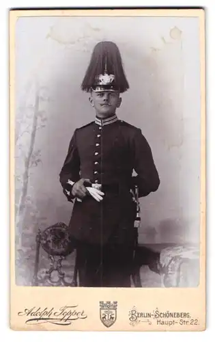 Fotografie Adolph Tepper, Berlin-Schöneberg, Hauptstr. 22, Garde-Soldat in Uniform mit Pickelhaube Preussen