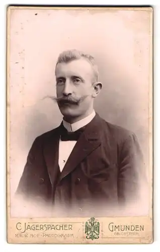 Fotografie C. Jagerspacher, Gmunden / O.Ö., Portrait eleganter Herr mit langem Schnauzbart