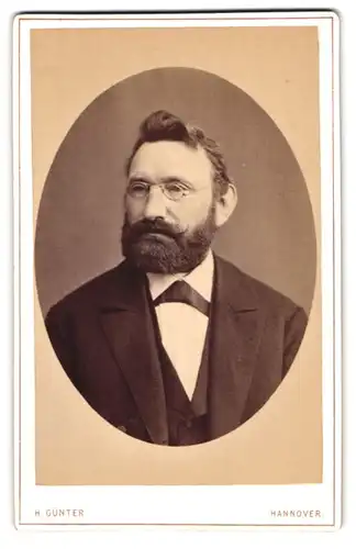 Fotografie Hermann Günter, Hannover, Marienstr. 7, Portrait Herr mit Vollbart & Brille im Anzug