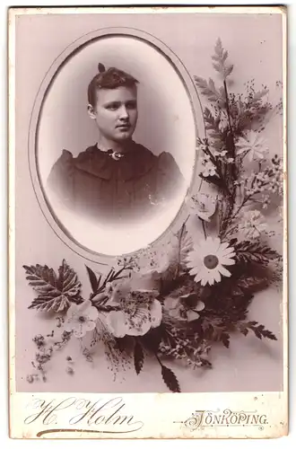 Fotografie H. Holm, Jönköping, Mädchen-Portrait mit Brosche nebst Floraler Verzierung