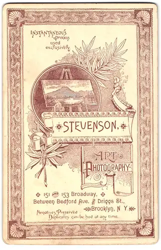 Fotografie Atelier Stevenson, New York City - Brooklyn, Broadway 151-153, Staffelei & Palmenzweige