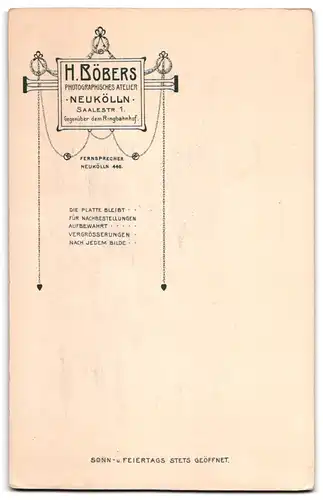 Fotografie Hermann Böbers, Berlin-Neukölln, Saalestr. 1, Dame mit Haarschleife festlich gekleidet zur Kommunion