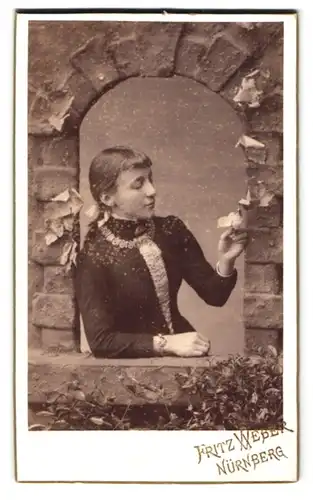Fotografie Fritz Weber, Nürnberg, St. Johannisstr. 45, hübsches Mädchen im Sonntagskleid & Studiokulisse