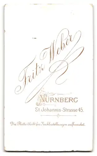 Fotografie Fritz Weber, Nürnberg, St. Johannisstr. 45, hübsches Mädchen im Sonntagskleid & Studiokulisse