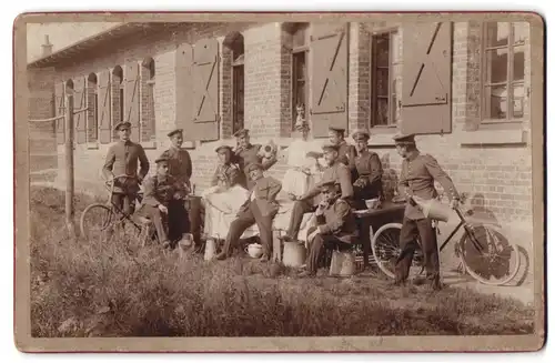 Fotografie unbekannter Fotograf, Ansicht Münsingen, Uffz. & Offiziere mit Pickelhaube & Fahrrad auf Kasernenhof