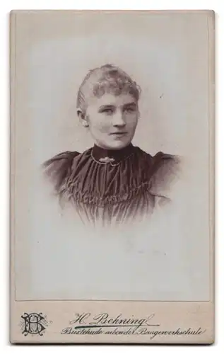 Fotografie H. Behning, Buxtehude, n.d. Baugewerbeschule, rück. Zwerge, Harlekin vor der Kamera, Jugendstil, vord. Frau
