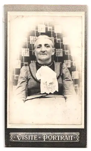 Fotografie unbekannter Fotograf und Ort, rück. junge Frauen mit Flugblatt, Jugendstil, rück. Portrait alte Frau