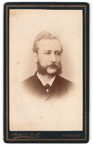 Fotografie Richard Noodt, Hamburg, Grosser Burstah 25, Portrait junger Mann mit Kaiser Franz-Joseph-Bart