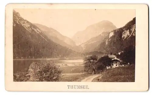 Fotografie unbekannter Fotograf, Ansicht Thumsee, See gegen Bergkette
