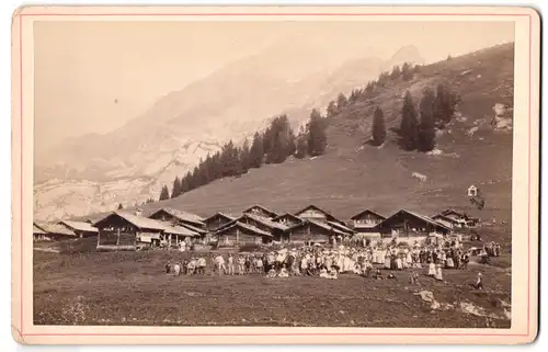 Fotografie C. Marmillod, Montreaux, Ansicht Gryon, Versammeltes Dorf vor Häusern