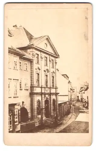 Fotografie Gustav Schmidt, Erfurt, Ansicht Erfurt, Strassenpartie mit prächtigem Gebäude