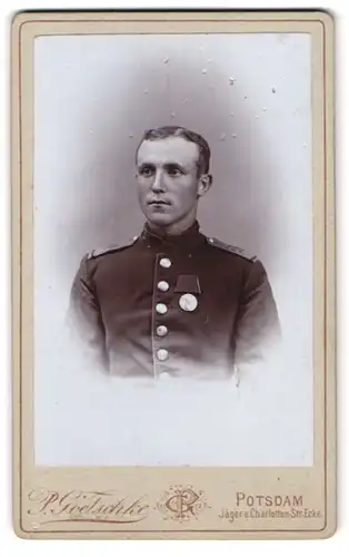 Fotografie P. Goetschke, Potsdam, Jägerstrasse Ecke Charlotten-Strasse, Portrait Soldat m. Orden, Schulterstück Rgt. 69