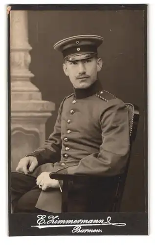 Fotografie E. Zimmermann, Barmen, Heckinghauserstr. 11, Portrait Soldat, Schulterstk. Rgt. 82, Einjährig Freiwilliger
