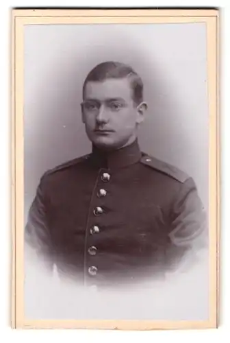 Fotografie Fr. Mülhoff, Hilden, Mittelstr. Portrait junge Soldat, Schulterstk. Rgt. 7