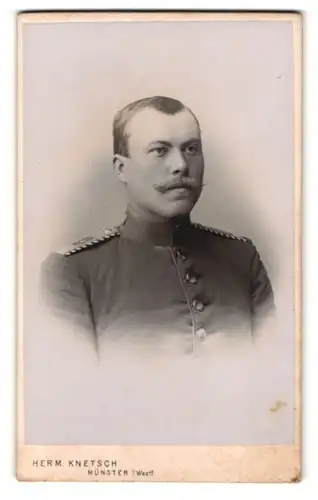 Fotografie Herm. Knetsch, Münster /W., gg. d. Bahnhof, Portrait Soldat, Schulterstk. Rgt. 13, Einjährig Freiwilliger