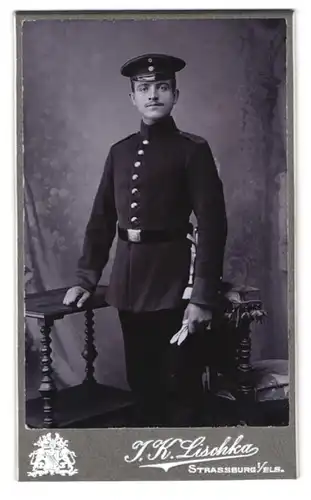 Fotografie J.K. Lischka, Strassburg i/E., Portrait Soldat mit Bajonett am Koppel, Schulterstück Rgt. 105