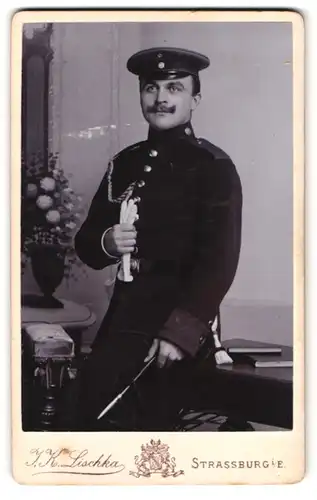 Fotografie J.K. Lischka, Strassburg i/E., Portrait Soldat mit Schützenschnur an der Uniform
