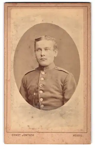 Fotografie Ernst Jentsch, Neisse, berliner Tor, Portrait Soldat mit Uniformschnur