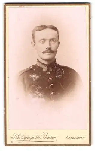 Fotografie Atelier Bruere, Diedenhofen, Marktplatz 13, Portrait Soldat in Ausgehuniform